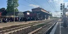 Treni, disagi per i passeggeri sulla linea Torino-Milano: circolazione sospesa a Novara e regionali cancellati