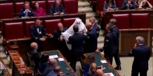 Magi si presenta in Aula vestito da “fantasma del Referendum”: bloccato dagli assistenti e portato via di peso – Video