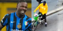 Marcus Thuram fa shopping con la bici a noleggio: il video dell’attaccante dell’Inter per le strade di Milano