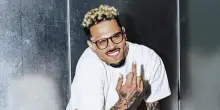 Chris Brown è stato arrestato per “lesioni personali gravi”: “Ha spaccato una bottiglia di tequila in testa a un produttore musicale in un nightclub”
