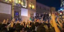 Il Bologna vince la Coppa Italia, la festa dei tifosi in piazza Maggiore tra lacrime di gioia e cori – Video