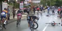Giro d’Italia 2025, maxi caduta durante la sesta tappa e corsa neutralizzata: cosa è successo