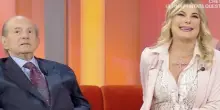 “Ti suona il sedere”: Giancarlo Magalli interrompe Patrizia Pellegrino che racconta di Alberto di Monaco. La gag su RaiUno