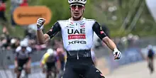 Giro d’Italia, Ayuso vince il primo arrivo in salita. Roglic maglia rosa – La nuova classifica