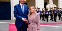 Ucraina, Meloni: “Senza invio truppe sì a vertice coi leader Ue”. Poi ribatte a Macron: “Abbandonare i personalismi”
