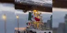 Veliero della Marina messicana si schianta contro il ponte di Brooklyn: due morti. Il video dell’incidente