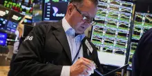 Il taglio del rating Usa spinge i rendimenti dei Treasury sopra il 4,5%. Dollaro ancora in calo