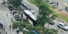 Bus con a bordo scolaresca finisce contro un albero a Torino: l’autista ha perso il controllo del mezzo, alcuni feriti lievi