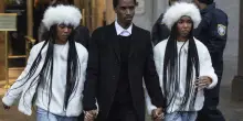 Le gemelle Jessie e D’Lila al processo del padre Puff Daddy si vestono eleganti per il ballo di fine anno e fuggono via dall’aula del tribunale