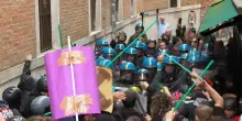 Venezia, scontri tra manifestanti e polizia: il video delle manganellate. La protesta contro il ddl Sicurezza