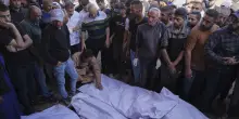 Gaza, almeno 20 morti in raid israeliani sulle case nella notte. Accordo Emirati-Tel Aviv per l’invio di aiuti umanitari urgenti