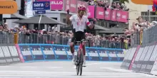 Giro d’Italia, Carapaz vince l’11esima tappa. Scintille tra i big, Del Toro resta in rosa | La nuova classifica