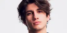 “Quando sono finito al pronto soccorso, la prima persona che ho chiamato è stata la mia ex. In amore sono un po’ sottone”: Jacopo Sol si racconta dopo Amici 24