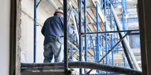Istat, l’occupazione cresce in settori “poveri” e soprattutto tra gli over 50. Aumentano i laureati in fuga