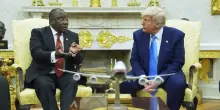 Tensione alla Casa Bianca, Trump accusa il presidente sudafricano Ramaphosa di genocidio e insulta i media