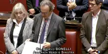 Bonelli commosso legge in Aula i nomi dei bambini uccisi a Gaza: “Governo italiano dica qualcosa”. Deputati in piedi