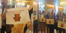 “Fedriga e sofà”: le opposizioni contro Fedriga per la crisi in Friuli Venezia Giulia. “Scappa e non dà spiegazioni”