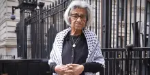 Davanti a Downing Street con 49 chili di tenacia: Laila Soueif in sciopero della fame per il figlio detenuto al Cairo