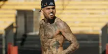 “Dalla gabbia al palco!”: Chris Brown rilasciato su cauzione a 5.8 milioni di euro. Il tour mondiale è salvo