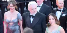 Assange sul red carpet del festival di Cannes: il particolare messaggio indossato dalla moglie Stella – Video