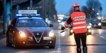 Fuggono dai carabinieri e si scontrano con un’altra auto con a bordo una coppia. Morto il marito