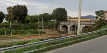 Lanciavano dal cavalcavia bici, carriole, divani sui binari della ferrovia: tre minorenni denunciati a Modena