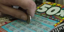 “Non ha battuto ciglio e non ha esultato. Mi sono spaventato”: vince un milione e mezzo di euro al Gratta e Vinci, la reazione sorprende il tabaccaio