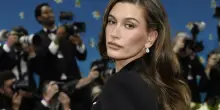“Partorire è stata la cosa più difficile che abbia mai fatto, ho avuto un’emorragia. Sanguinavo davvero tanto, è stato spaventoso”. Il racconto di Hailey Bieber