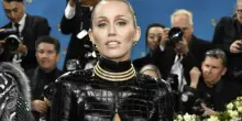 “Ho avuto un’edema di Reinke. Dopo ogni concerto stavo sveglia a bere e fumare, ora la sobrietà è il mio Dio”: le confessioni di Miley Cyrus