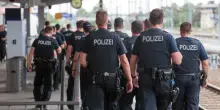 Attacco con coltello nella stazione di Amburgo: 12 feriti, tre in fin di vita