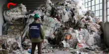 Pistoia, sequestrata una maxi-discarica abusiva: “Roghi di rifiuti altamente nocivi, situazione fuori controllo”