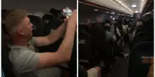 “Un aereo pieno di animali. Bevevano una bottiglia d’alcol dopo l’altra, prendevano pillole e si picchiavano”: caos sul volo Easyjet Londra-Ibiza
