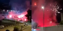 Fuochi d’artificio, cori e corteo in scooter: l’agguato di mille tifosi del Napoli sotto l’hotel del Cagliari