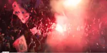 Napoli, l’esultanza dei tifosi e i fuochi d’artificio al secondo gol contro il Cagliari