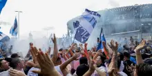 Napoli, il giorno dopo lo scudetto: quasi 100 feriti, lunedì scuole chiuse, “martedì la squadra incontrerà il Papa”