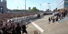 Milan, migliaia di tifosi protestano davanti alla sede della società per chiedere le dimissioni dei vertici