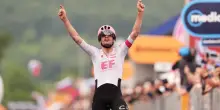 Giro d’Italia, ad Asgreen la 14esima tappa. Del Toro tiene la maglia rosa, una maxi caduta cambia la classifica generale