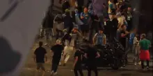 Scudetto Napoli, maxi-rissa fuori dallo stadio Maradona durante la partita contro il Cagliari: il fuggi fuggi della gente