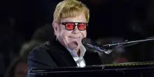 “Stavo per sposarmi con una donna che odiava la mia musica, mi diceva di fare il direttore di banca. Avevo la torta pronta. Mi sono salvato”: lo rivela Elton John