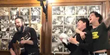 Tananai scatenato tra gli stornelli romani e un piatto di carbonara: “Pronto per il tour estivo e arriva una canzone per l’estate, la canto da solo” – IL VIDEO