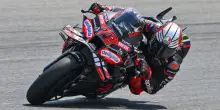 MotoGp, Bezzecchi trionfa a Silverstone davanti a Zarco e Marc Marquez. Bagnaia cade e si ritira