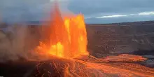 Erutta alle Hawaii il vulcano Kilauea: le spettacolari fontane di lava