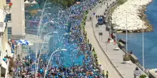 Scudetto del Napoli, via Caracciolo è già un delirio di tifosi per la parata dei giocatori: atteso il pullman