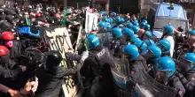 Corteo contro il decreto Sicurezza, scontri con la polizia: il video della carica e delle tensioni a Roma