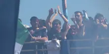 Scudetto del Napoli, Conte e De Laurentiis scatenati. E Di Lorenzo mostra la coppa: tifosi in delirio alla sfilata dei giocatori