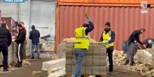 Eroina nascosta in 60mila mattoni di cemento: maxi-sequestro nel porto di Genova. Il video della scoperta