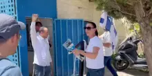 Gerusalemme, manifestanti israeliani insieme a un parlamentare fanno irruzione nella sede dell’Unrwa