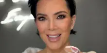 A 69 anni si mostra con un look rinnovato: “I lifting al viso dal suo chirurgo partono da 45 mila euro”. Ecco il ‘segreto’ di Kris Jenner