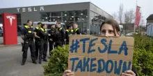 Tesla affonda, vendite dimezzate in Europa ad aprile con un mercato dell’elettrico a + 34%