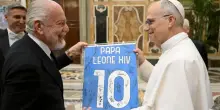 Il Papa riceve il Napoli: “Complimenti, il campionato lo vince la squadra”. Poi a De Laurentiis: “Attenti, lo sport rischia di perdere i valori”